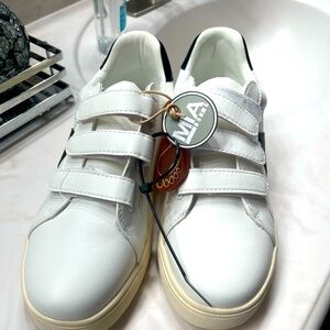 Mia Izzie sneakers NWT size 8 1/2 women’s